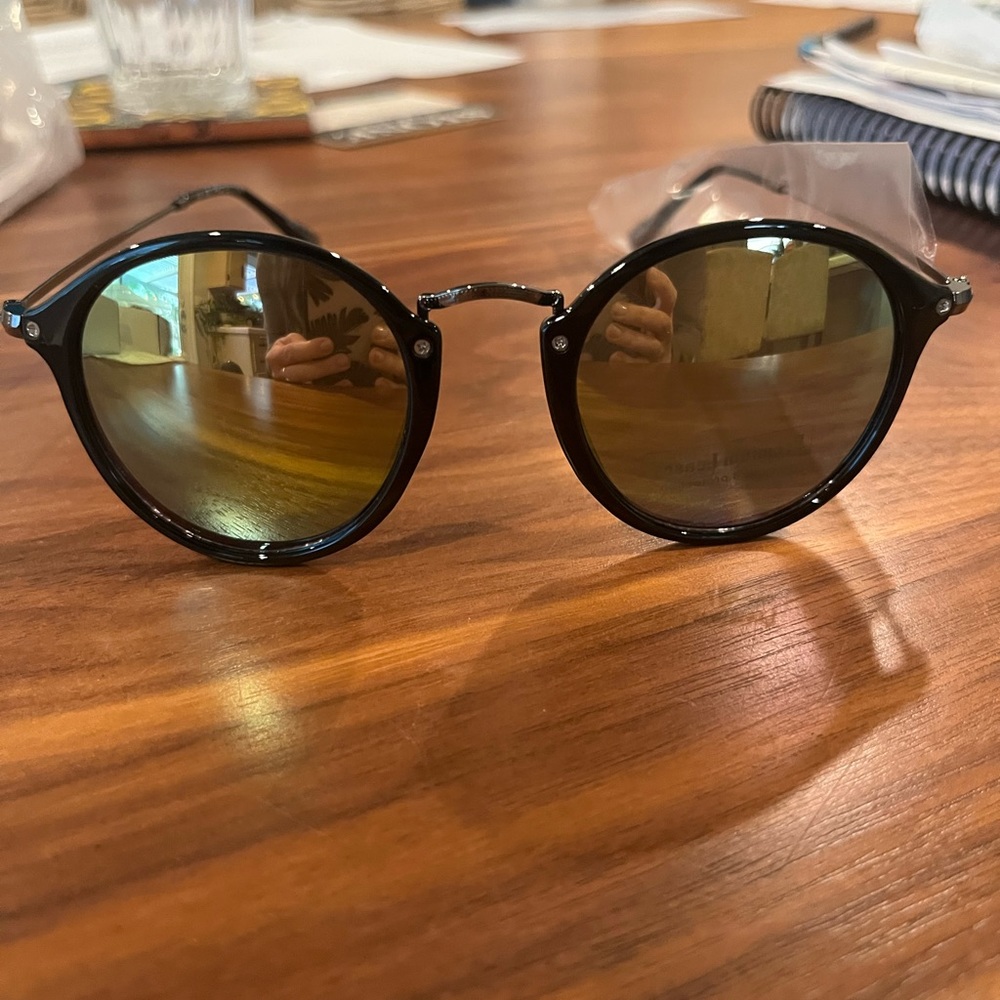 Round mirrored sunglasses